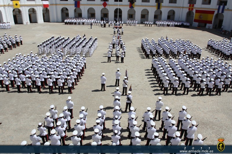 La ceremonia ha tenido lugar en el patio de armas del Tercio de Armada en San Fernando (Cádiz)